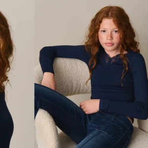 Blå tröja med spets  - Marinblå fin tröja med spets vid halsen. Liknar Intimissmi tröjorna och superskön. Passar till allt.