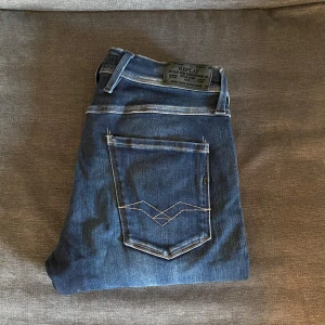 Replay jeans  - Säljer dessa riktigt feta replay jeans, modellen heter anbass och sitter slim, de är i storlek W30/L32. Skriv vid frågor och skicka gärna prisförslag.