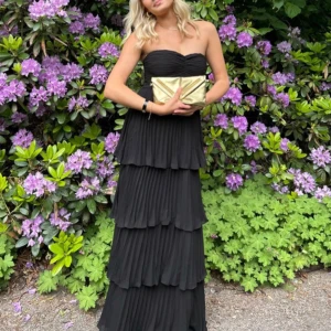 Balklänning  - Säljer min superfina balklänning från lulus, den är endast använda en gång så nästan nyskick! Jag är 169cm och den gick ner till marken även med klackar.