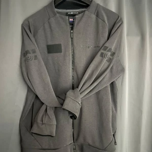 Grå Sail Racing zipp. - Säljer en grå Sail Racing zipp i mycket bra skick. Den säljs ej längre. Drf priset.