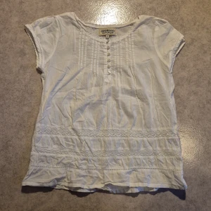 Vit blus - Vit blus med spets och knappar, knappt använd