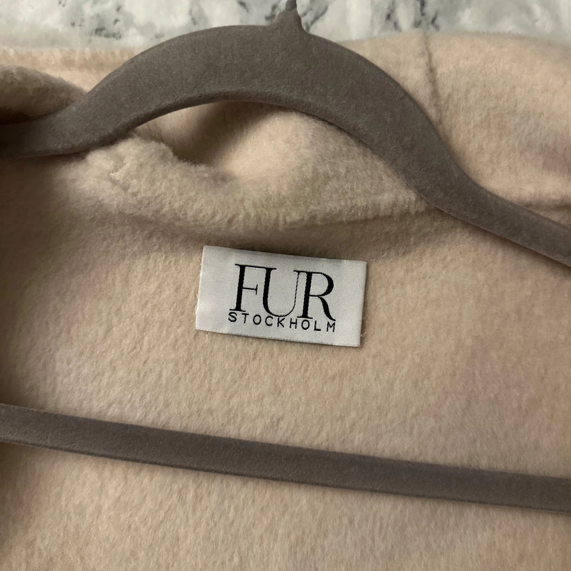 Beige kappa från FUR Stockholm - 93
