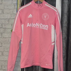 Inter miami tröja - Rosa Inter miami träningströja köpt på man avdelningen på JD i storlek XS. Kan anvädnas av både killar och tjejer. Är ganska stor i storleken. I helt nytt skick, även ny tvättad.