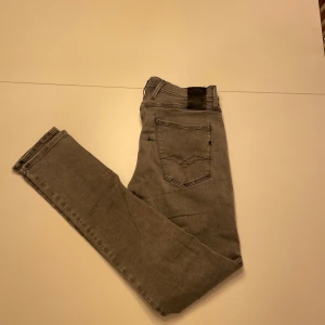 Replay jeans - Hej, säljer nu mina gråa replay anbass jeans. De är väl använda och har slitningar i bak ( se femte bilden). Tveka inte att höra av dig vid funderingar!
