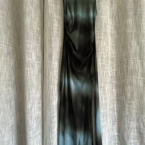 Snygg Klänning - Jättesnygg klänning oanvänd från pull&bear! Lite genomskinlig, slits på benet och knytdetalj på axeln💞