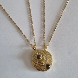 Halsband 18k guldplätering  - Halsband man kan dela med vän/familj.  I glaskupan står det jag älskar dig på olika språk.  Rostfritt stål + 18k guldplätering   Oanvänt enbart uttagen ur förpackning för fotografering. 