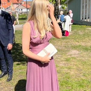 Balklänning - Säljer min balklänning jag använde vid ett tillfälle, balen! nypris 1200🌸 Går ner till över fötterna, jag är runt 162-163
