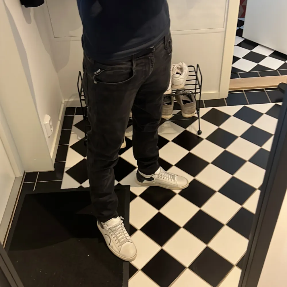 Sjukt feta jeans från replay, skick 10/10 inga defekter ingenting! Nypris på dessa är runt 1799, mitt pris är 799! Om ni har frågor eller vill ha fler bilder så är det bara att skriva🙌. Jeans & Byxor.