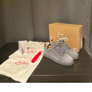 Louboutin skor  - Säljer mina Louboutin skor i storlek 41. Skorna är såklart äkta. Säljer skorna för att de är för små och används inte. Skorna är i mycket bra skick och har använts någon månad bara. Allt OG medföljer såsom box, dustbag mm. Vid funderingar hör av er! 