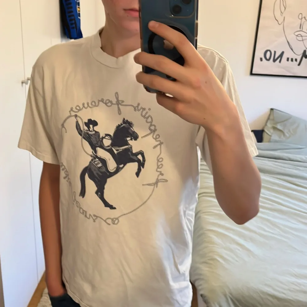   Säljer en snygg T-shirt från Nudie Jeans i storlek S, men den också passar M. Den är i bra skick och har ett stilrent western-inspirerat tryck. Modellen på bilden är 181cm och ungefär 67kg. Skriv privat om du har några funderingar. . T-shirts.