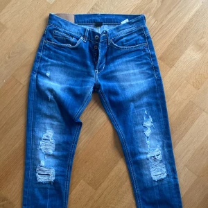 Dondup jeans - Dondup george jeans med slitningar! Modellen är 180 60kg Skick 10/10