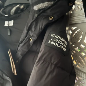 Vinterjacka Burberry - Helt ny och oanvänd. Den var för liten för mig så har inte använt den en enda gång. Går även att göra den till en väst.