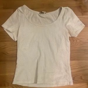 Vit t-shirt med mönster - Fint skick. Sitter jättefint. Storlek Xs. Skriv om ni har frågor!!❤️