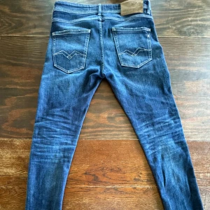 Replay jeans - Snygga mörkblåa replay jeans med snygg fade vid knäna. Modellen heter willby och de är regular slim fit