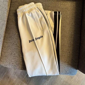 Palm angels  - Helt nya, kontakta mig om du har några fråger gällande byxorna,priset kan diskuteras 