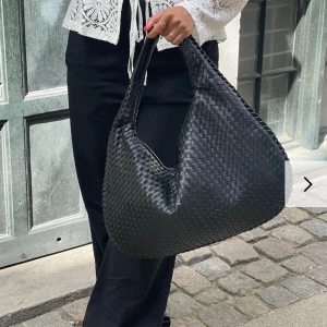 Väska  - Intressekoll på min väska från Design by Si, som inte kommer till användning längre💗superfint skick!! Kan självklart skicka egna bilder vid intresse! Nypris: 605 kr