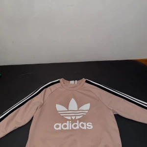 Adidas tröja  - Adidas tröja skönt och stilig. Har använt knappt så den är som ny. Den är varm och mysig 