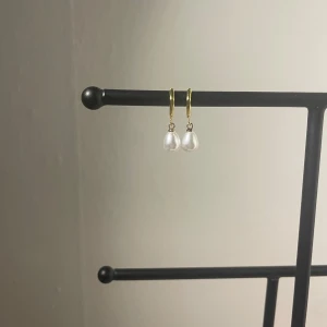 Simple pearl guld - Finns i både guld och silver Rostfritt stål