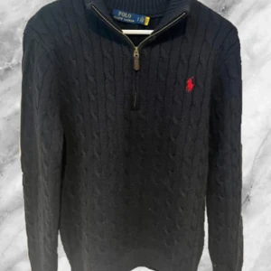 Blå Ralph lauren tröja - Nyskick, 10/10. Pris går att diskutera, dm för mer info. Snabb affär=lägre pris. Sitter tts