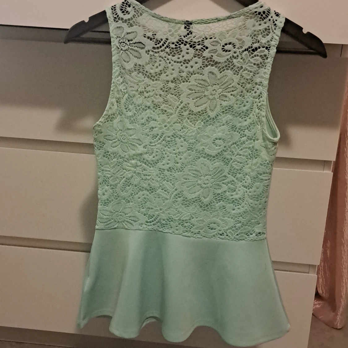 Mintgrön topp med spetsdetaljer från Divided - 1