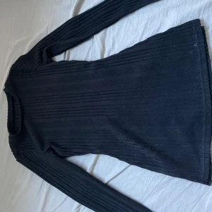 Lång stickad tröja - Basic långärmad tröja som är tight och har två lagom stora öppningar vid midjan-slags typ av model💖😉