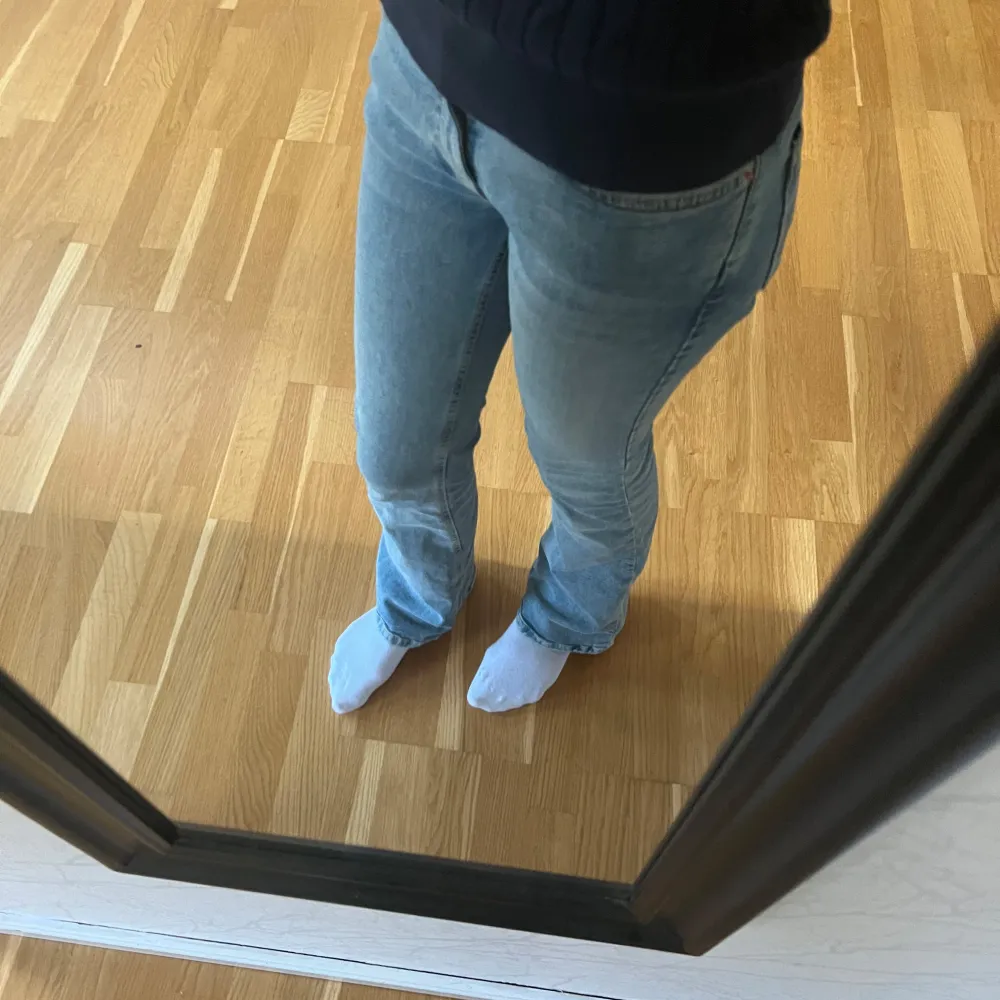 Säljer nu mina älskade jeans från Gina pga dom har blivit för små, använt sparsamt 💞 Köptes för 600! Skulle säga att dom passar någon som är mellan 165-170 perfekt, skriv för fler bilder eller vid minsta fråga!💕. Jeans & Byxor.