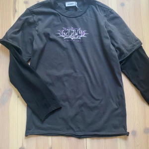 Weekday t-shirt med lång arm - Nästan ny t-shirt i bomull från Weekday, storlek S. Unisex