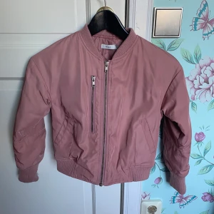 Rosa Bomberjacka - rosa bomberjacka för barn, väl använd men inga defekter. nypris 549kr. pris går att diskutera, hör av dig vid frågor💕