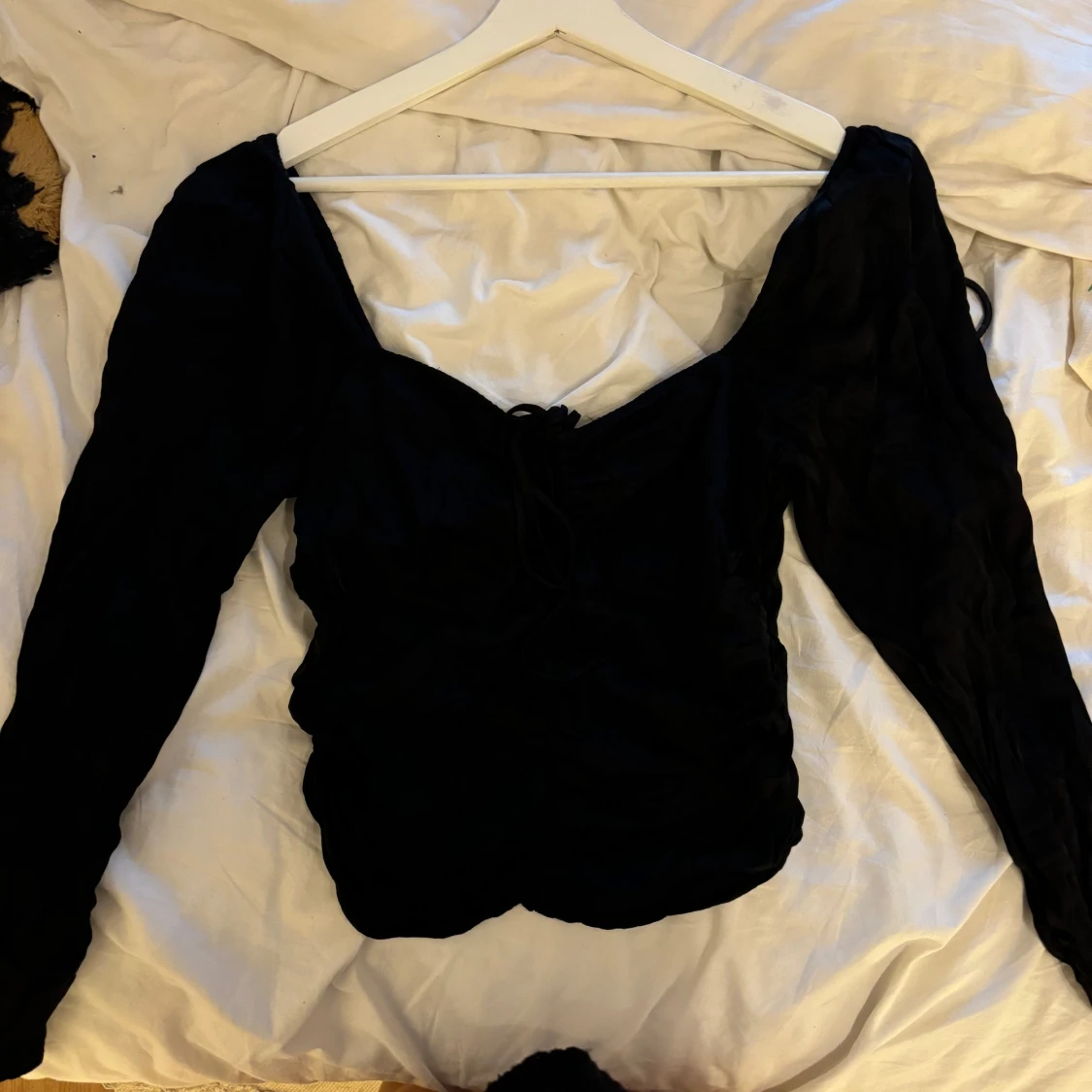 Spetstopp med knytning i satinliknande material