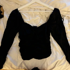 Spetstopp med knytning i satinliknande material - Använd endast en gång. Köparen står för frakten 🖤