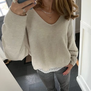 Beige stickad tröja  - Beige stickad tröja från H&M i storlek M, passar även S. Fint skick förutom att den är lite nopprig. Använd gärna köp nu!