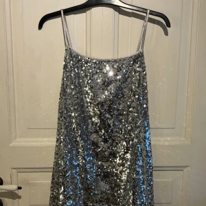 Glittrig paljettklänning - Säljer då den är för stor för mig, aldrig använd. Storlek L🤍