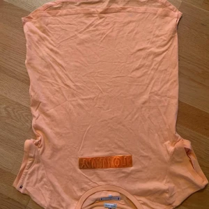 Tommy Hilfiger t-shirt - Använd ca 1 eller 2 gånger.  Den är inte riktigt helt rosa men går åt det hållet. Lite orange-rosa typ. 