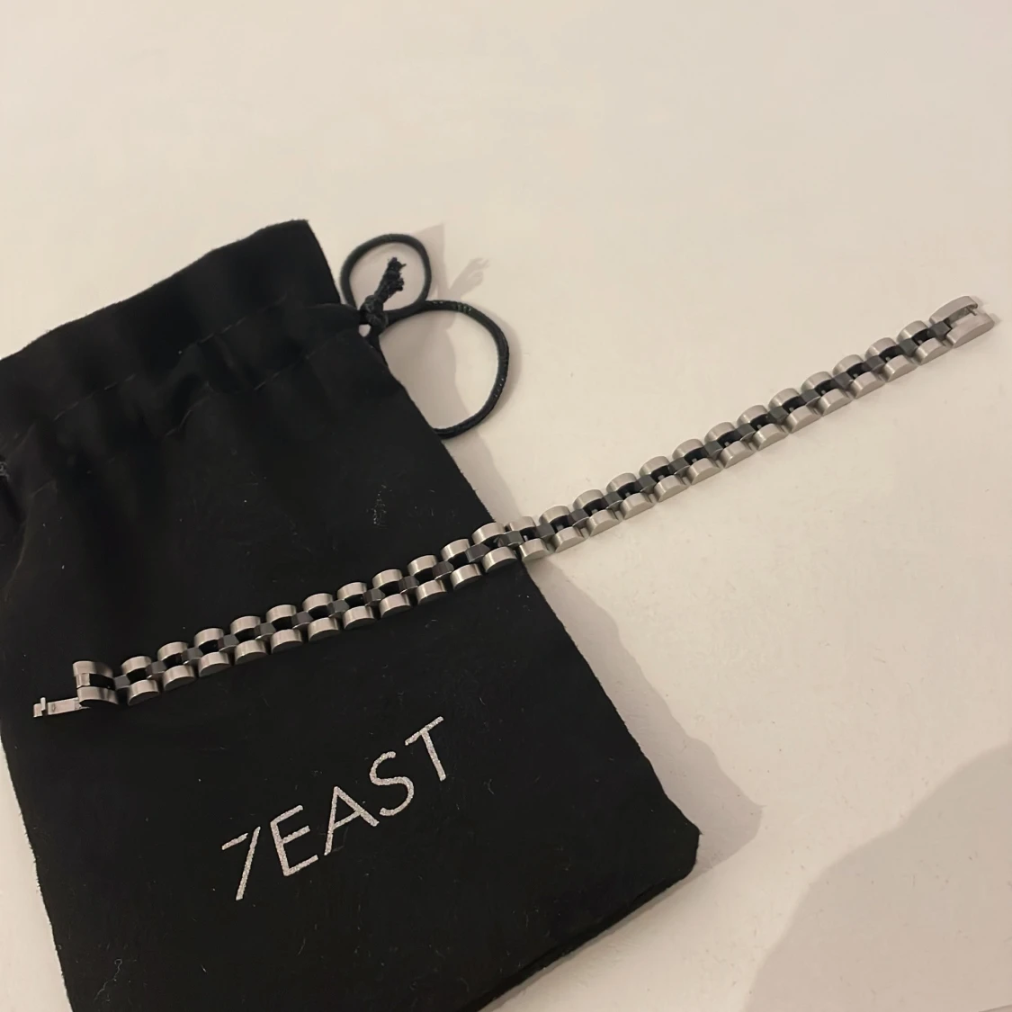 Svart och silvrigt armband