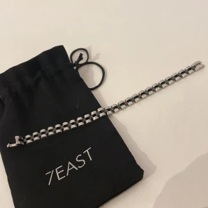 Svart och silvrigt armband - Säljer ett stilrent armband med svart och silver färg. Armbandet är knappt använt, condition 9,5/10. Påse medföljer och extra bitar för att förlänga armbandet. Tveka inte att höra av er vid frågor!🤝💯😁