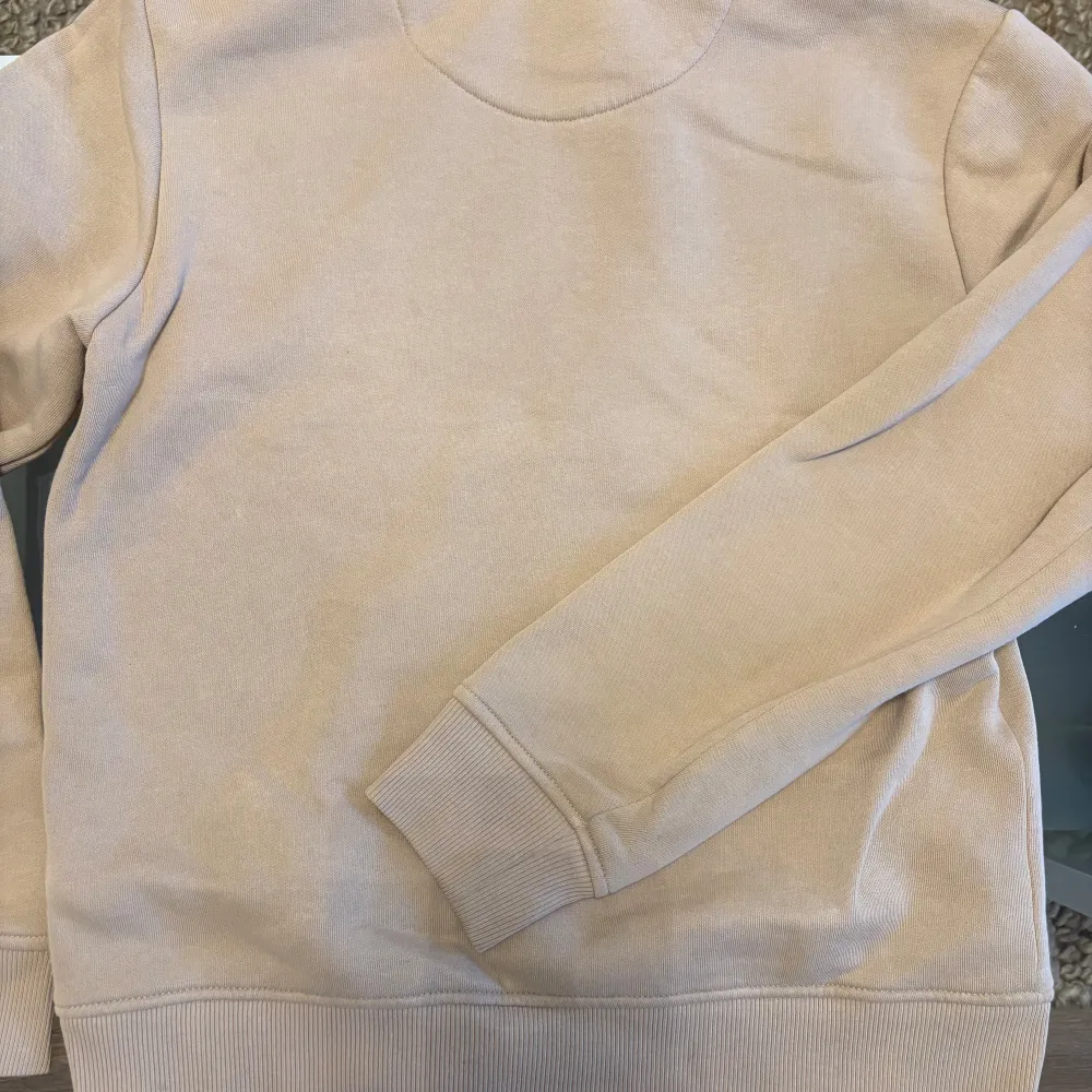 Beige Gant hoodie i nyskick! Har en liten fläck längst ned, men inget som syns mycket❤️Nypris 1600kr. Hoodies.