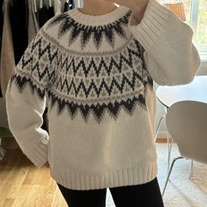 Stickad tröja - Grovstickad, mönstrad tröja ifrån hm. Som ny, typ aldrig använd. Väldigt varm och mysig tröja som passar perfekt nu till vintern. (50%polyester 45%akryl 5%ull)