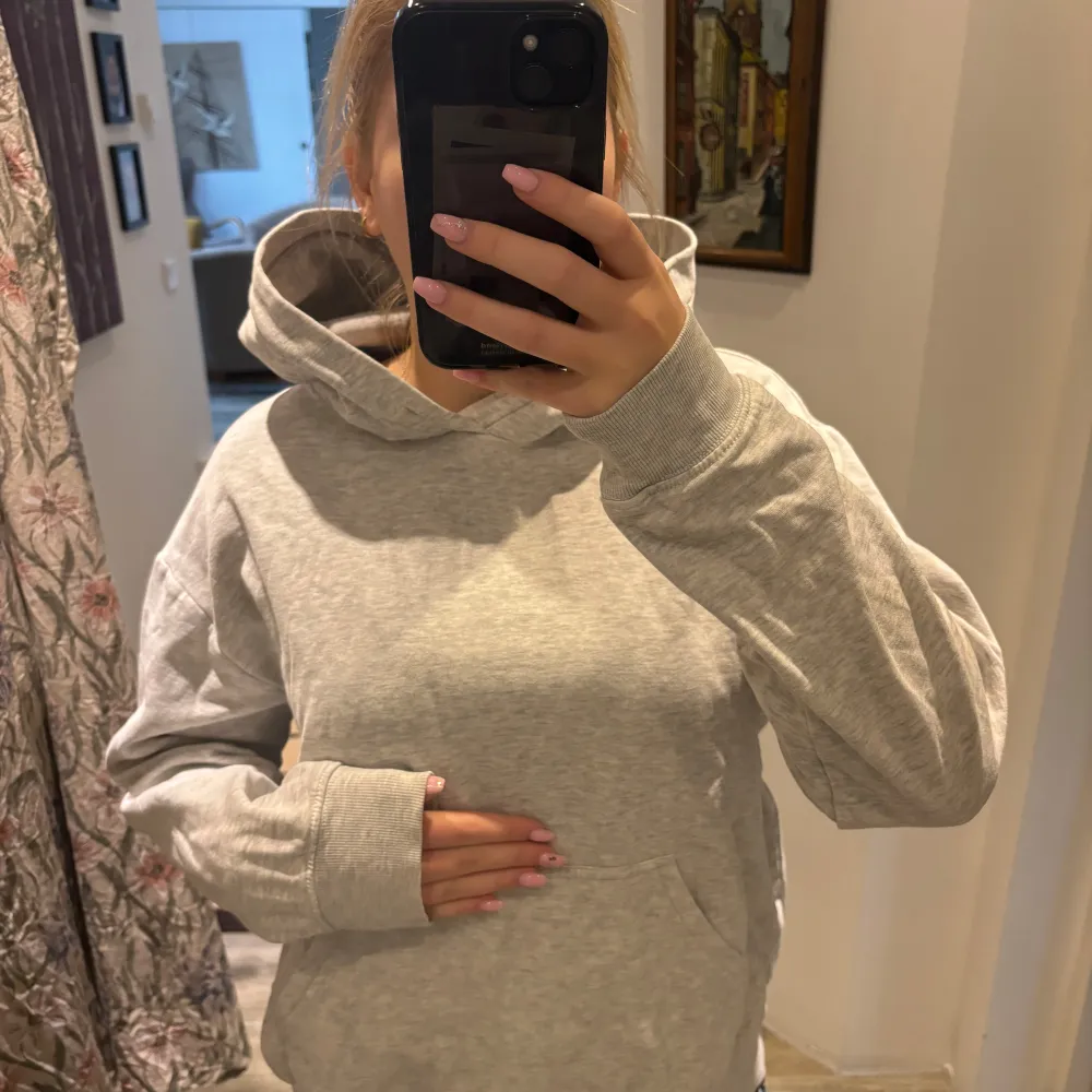 väl använd grå hoodie. Den har en liten defekt på höger arm kolla bild 3, de ser ut som en gräsfläck men den syns inte i helhet när man har den på sig. Snörena är avklippta. Storlek S men passar M med!😊. Hoodies.