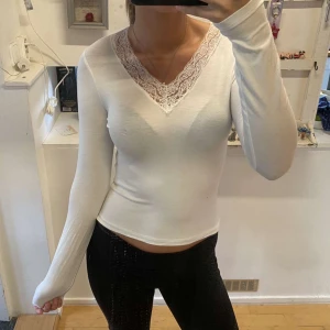 Spets topp! - Spets topp som är liknande intimissmi, storleken är 152-158 men passar mig bra som är en XS/S vanligtvis, använd 1 gång vid ett tillfälle💕