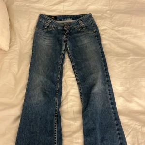 Lee jeans - super fina,Lågmidjade bootcut lee jeans! Säljs för att de inte passar! De har inga defekter och köptes här på Plick! Midjemått tvärs över är 35cm. Skriv vid fler frågor!🫶