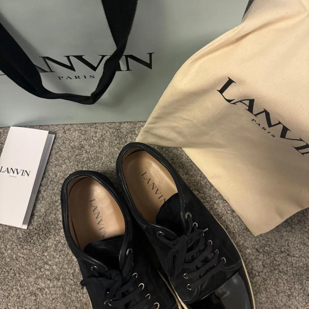 Tja! Lanvin dbb1| 8/10, allt og medföljer| nypris: 5k| mitt pris 1999kr!| tveka inte att höra av dig vid frågor eller funderingar! . Skor.