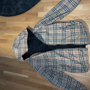 Burberry Windbreaker - Den är i bra skick andvänd några gånger men inget överdrivet!  Kan gå ner lite i pris vid smidig o snabb affär!