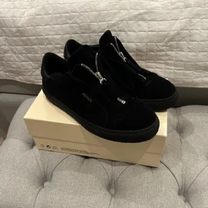 Axel Arigato skor - Säljer dessa defektfria, helsvarta arigatos. Snygga o passar t alla tillfällen och outfits. Nypris: 2500kr! Använda ett få antal gånger, skriv för egna bilder på skorna.