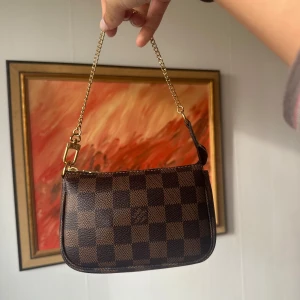 Mini Pochette Accesoire Damier Ebene - Säljer min Pochette Accesoire Mini då den inte kommit till användning. 