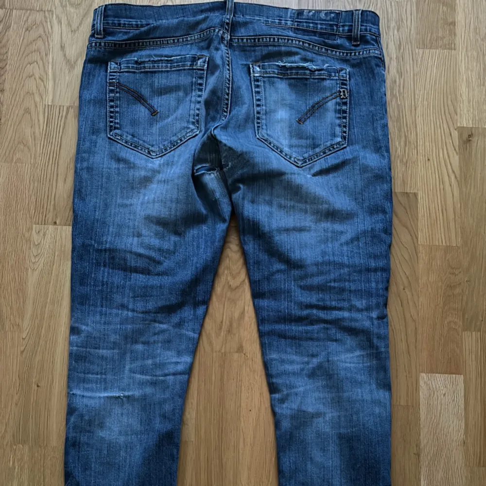 Tja! Jag säljer just nu ett par sjukt feta dondup jeans som är slitna men fortfarande användbar. Säljer dom för ett schysst pris då ja har tröttnat på dom! Skriv om du genuint har frågor eller liknande🖤. Jeans & Byxor.