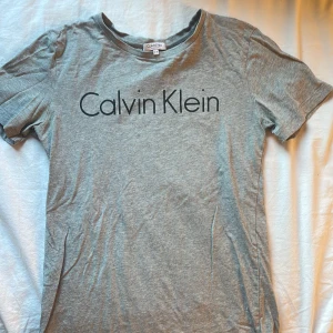 calvin klein - hyfsat ny t-shirt, inte andvänd så mycket. Skriv för mer info 