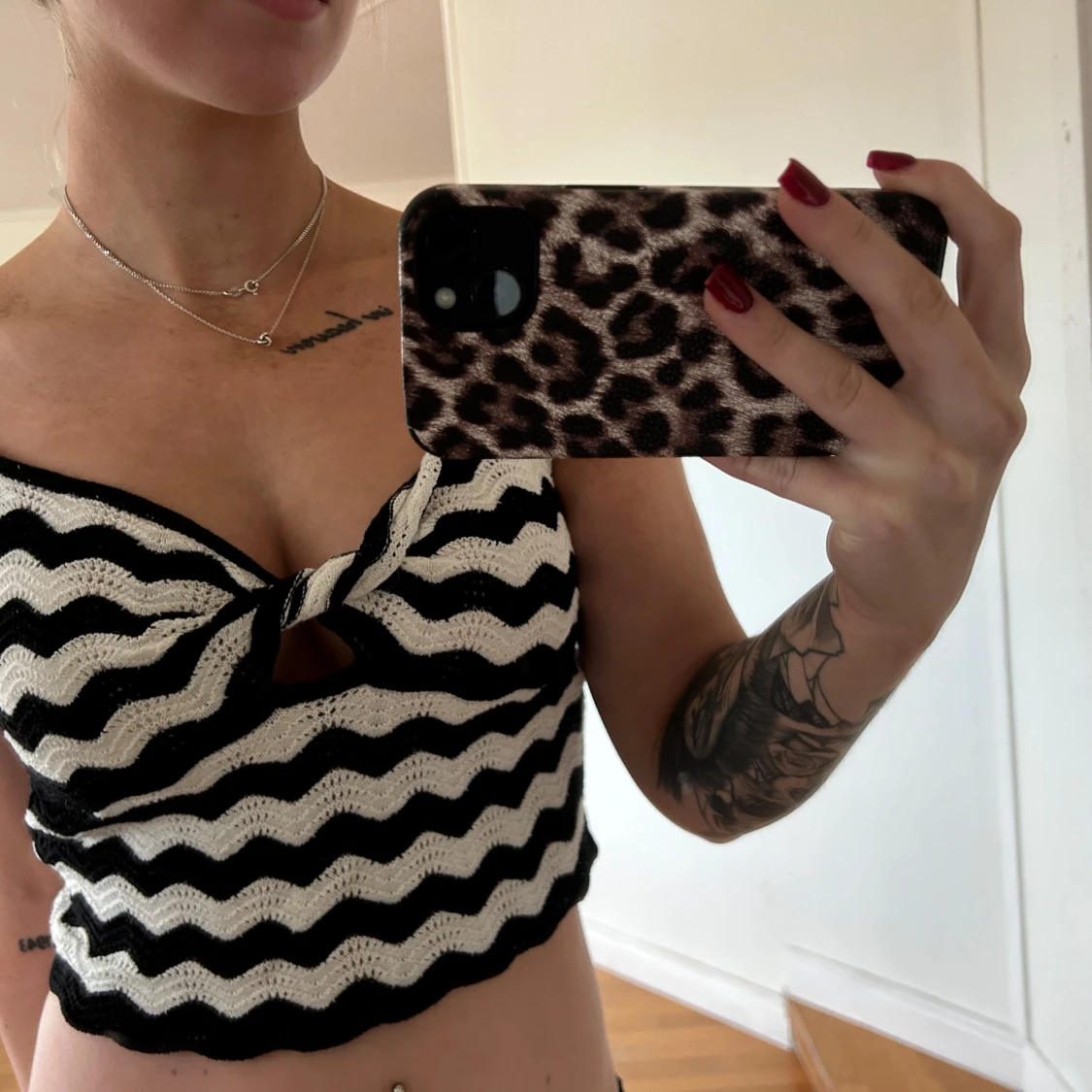 Svartvit zigzag-mönstrad croppad topp - 90