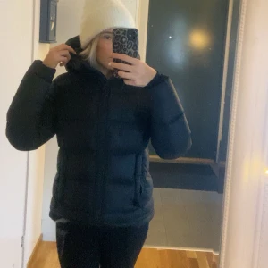 Dunjacka - Snygg vinterjacka från Everest använd en vinter ❄️  Köpt för 1500kr Inga defekter. Skriv för fler bilder<3  
