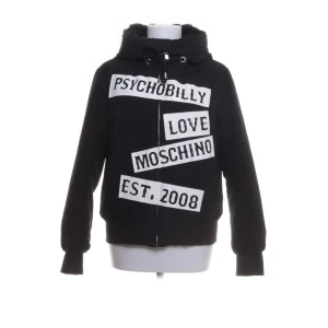 Jacka  - Love moschino jacka som är köpt från original butik. Använd väl men välbehållen. Passar både XS/S och har ull i luvan vilket gör det extra skönt och varmt. Pris kan diskuteras.