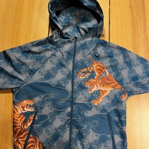 Kenzo paris regnjacka  - oanvänd, kenzo regnjacka med över fett mönster. 100% äkta, pris kan diskuteras 